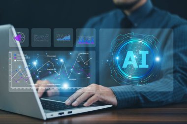 İş adamı veri eğilimlerini analiz etmek ve stratejik iş büyümesi için daha akıllıca kararlar almak için yapay zeka teknolojisini kullanıyor.