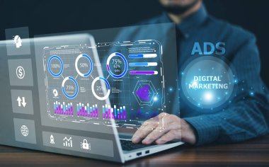 İş adamı, marka bilincini artırmak ve satışları artırmak için sosyal medya platformlarında hedeflenen reklamları kullanıyor.