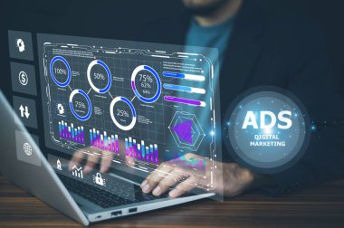 İş adamlarının kaldıraçları, izleyicilerini genişletmek ve gelirlerini artırmak için birden fazla platformda reklamlar yapıyordu..