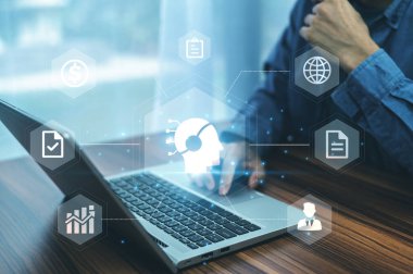 Adam Yapay Zeka Desteği ve Küresel Bağlantı Hologramları ile Laptop 'ta Düşünüyor