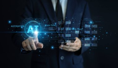 Profesyonel işadamı yapay zeka teknolojisini daha hızlı karar verme ve yenilik için iş akışına entegre ediyor