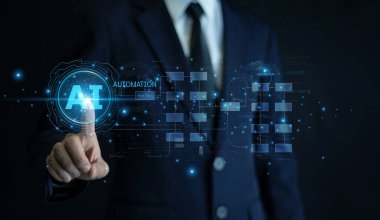 İş akışını düzene sokmak ve iş verimliliğini artırmak için yapay zeka uygulayan erkek girişimci