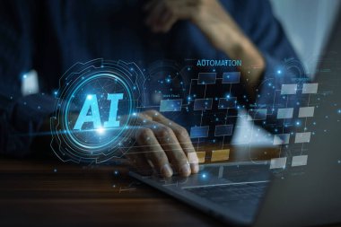 İş adamı, modern bir ofiste operasyonel iş akışı verimliliğini artırmak için yapay zeka otomasyonunu kullanarak verileri analiz ediyor.