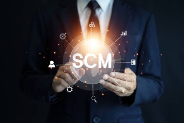 SCM Tedarik Zinciri Yönetimi. İş adamı Tedarik Zinciri Yönetimini (SCM) optimize ediyor.