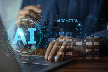 İş adamı, verileri analiz etmek, iş akışını optimize etmek ve iş performansını modern dijital çözümlerle geliştirmek için AI asistanı ve akıllı teknoloji kullanıyor..