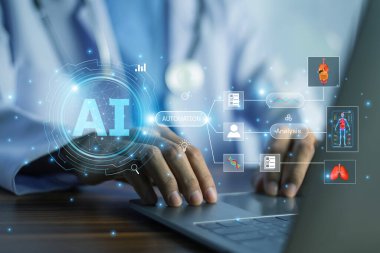 Doktor, klinik iş akışını düzene sokmak ve sağlık sektöründe karar verme mekanizmasını geliştirmek için bir dizüstü bilgisayardaki yapay zeka otomasyon araçlarıyla etkileşim halinde.