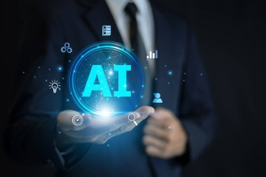 Akıllı iş stratejisi ve teknoloji güdümlü başarı için yapay zeka sembolü sunan iş adamı konsepti.