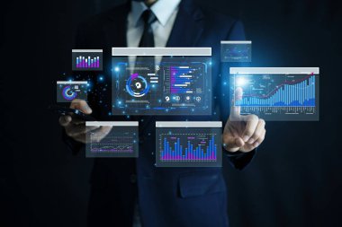 Veri analiz konsepti. İş adamı veri analizi için yapay zeka teknolojisini pazarlama kampanyalarını kişiselleştirmek ve müşteri katılımını ve dönüştürme oranlarını artırmak için kullanır..