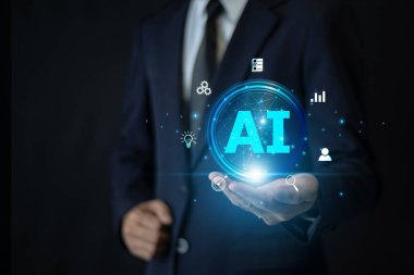 Akıllı iş adamı otomasyon, büyük veri içgörüleri ve gelişmiş iş zekası için yapay zeka arayüzüne sahip mobil cihaz kullanıyor..