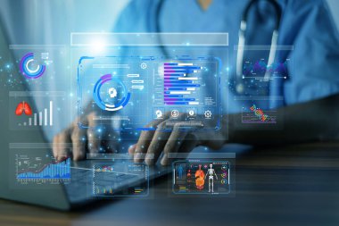 Doktor, hasta analizlerini, tıbbi istatistikleri ve klinik karar desteğini eş zamanlı olarak izlemek için yapay zeka destekli sağlık veri gösterge panelini kullanıyor..