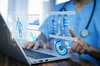 Doktorlar, gelişmiş sağlık hizmetleri için modern bir çözüm olan akıllı arayüzleri kullanarak dizüstü bilgisayarlardaki dijital sağlık verilerini analiz ediyorlar..