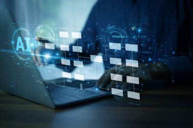 İş adamı, modern bir ofiste operasyonel iş akışı verimliliğini artırmak için yapay zeka otomasyonunu kullanarak verileri analiz ediyor.