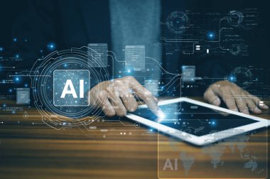 İşadamı tablet üzerindeki yapay zeka, dijital dönüşüm ve modern analitik yapay zeka ile etkileşime giriyor..