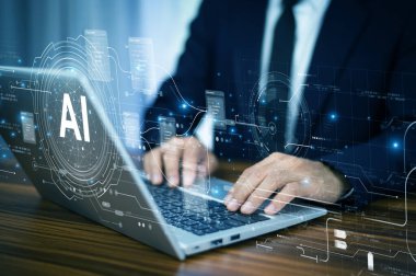 İş adamı, modern bir ofiste operasyonel iş akışı verimliliğini artırmak için yapay zeka otomasyonunu kullanarak verileri analiz ediyor.