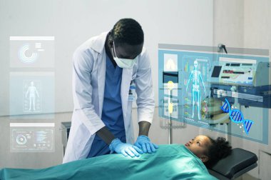 Doktor, dijital sağlık arayüzü ile acil durum suni teneffüs yapar, gerçek zamanlı verileri, yapay zeka teşhislerini ve gelecekteki tıbbi teknolojileri entegre eder..