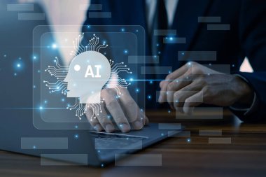 Bir işadamı, dijital zeka çözümleri geliştirmek için bilgisayarla çalışan bir ortamda yapay zeka ve beyin gücüyle çalışan teknolojiden yararlanıyor..