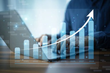 İşadamı yapay zeka ve yapay zeka ile akıllı analitikler ve geleceksel veri görselleştirme araçları ile finansal başarıya olanak sağlar.