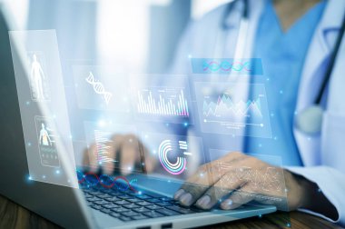 Doktor bilgisayarında sanal yapay zeka sağlık arayüzü ile yazı yazıyor, hasta verilerini güvenli bir şekilde yönetiyor ve otomasyon yoluyla karar vermeyi geliştiriyor.