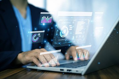 İş profesyoneli, analitiği görselleştirmek, veri stratejisini optimize etmek ve gerçek zamanlı olarak organizasyonel verimliliği artırmak için dizüstü bilgisayardaki yapay zeka araçlarını kullanıyor.