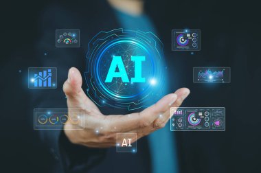 İş adamı, iş akışlarını düzene sokmak, üretkenliği artırmak ve modern işletmeler için zekice çözümler sunmak için yapay zeka sanal asistanı hologramıyla etkileşimde bulunuyor..