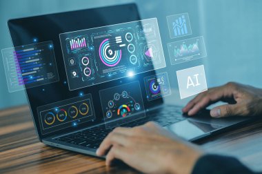 Dolandırıcılığı tespit etmek, güvenlik protokollerini geliştirmek ve iş ağları üzerinden hassas bilgileri korumak için teknoloji yapay zeka veri analizi kullanan bir iş adamı..