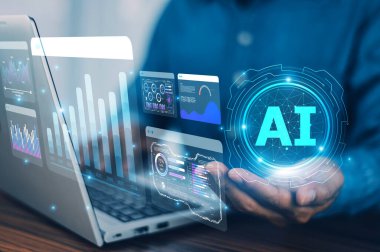 İşadamı, iş dünyasının ürün ve hizmetlerini hassasiyetle geliştirmek için yapay zeka veri analizini kullanıyor.