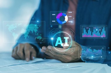 İş adamı, müşteri deneyimlerini geliştirmek ve pazarlama stratejilerini kişiselleştirmek için yapay zeka kullanıyor.