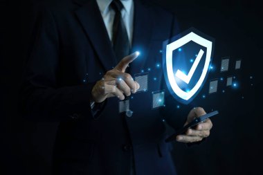 Siber güvenlik koruması için yapay zeka teknolojisi kullanan işadamı, güvenli veri erişimi ve gelişmiş dijital risk yönetimi çözümlerine mahremiyet uyumunu sağlıyor