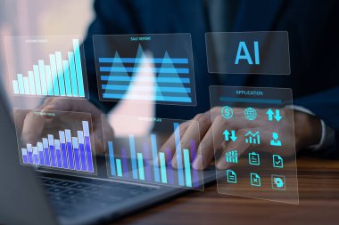 Veri Analizi Konsepti, Veri Bildirgesi, Veri Analizi, Veri Analizi, İşadamı, müşteri segmentasyonu ve hedef reklam stratejileri için veri analiz eden dizüstü bilgisayarını kullanın