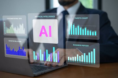 İş adamı bilgisayarında yapay zeka hologramı analizleriyle satış raporları, finansal performans ve gelecekteki dijital dönüşümü gösteriyor.