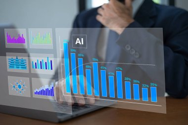 İş adamı, büyük verileri, yatırım eğilimlerini ve fütüristik iş anlayışlarını gösteren yapay zeka ile finansal tabloları analiz ediyor.