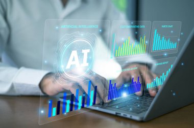 Yatırım verileri, finansal büyüme ve fütürist şirket görüşlerini gösteren yapay zeka hologramı arayüzü ile borsa grafiklerini analiz eden bir işadamı.