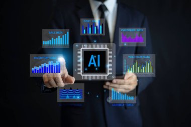 İş adamı, iş akışlarını düzene sokmak, üretkenliği artırmak ve modern işletmeler için zekice çözümler sunmak için yapay zeka sanal asistanı hologramıyla etkileşimde bulunuyor..