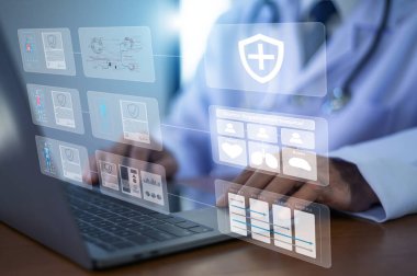 Hasta veri koruması ve gelişmiş sağlık teknolojisi yenilikleri için yapay zeka dijital güvenlik sistemi ile çalışan tıbbi uzmanlar.