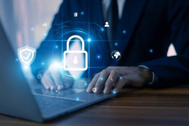 Bilgisayar siber güvenlik ağını kullanan bir iş adamı. Veri koruma kavramı. Şirket profesyoneli siber tehditleri analiz eder ve gelişmiş şifreleme sistemleri aracılığıyla gizli bilgileri korur..