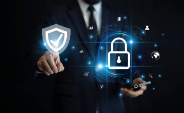 İş adamı Siber Güvenlik akıllı telefon konseptinde. Modern dijital sektörde güvenli işlemler, şifreli iletişim ve gelişmiş veri koruması için mobil cihaz kullanılıyor.