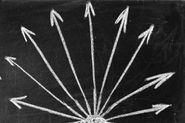 Siyah grunge arkaplanı üzerinde kopyalama alanı olan çeşitli okların beyaz tebeşirle çizimi