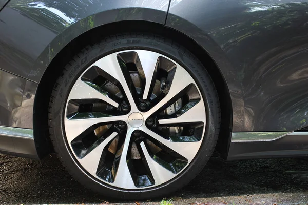 Lucid Air Tire Wheel Close View Alloy Wheel Visible Brake — Stock Photo, Image