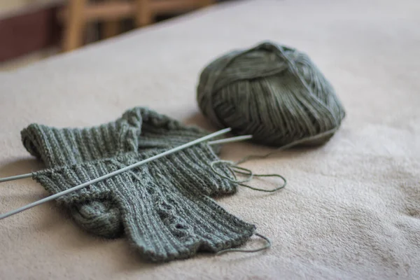 Grüne Strickgarne Und Stricknadeln Strickmode Wollsocken Und Nadeln Herbst Hobby — Stockfoto