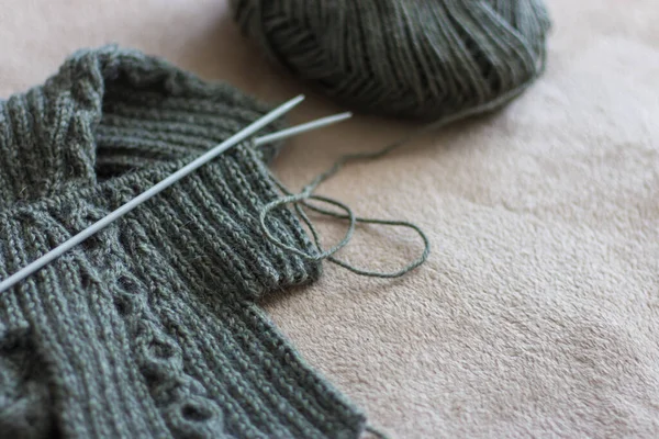 緑の編み糸と編み針 ニットウェアのファッション ウールの靴下と針 秋の趣味 手芸服だ 冬の趣味 針仕事の概念 ウールニットソックス 自家製かぎ針編みの履物 — ストック写真
