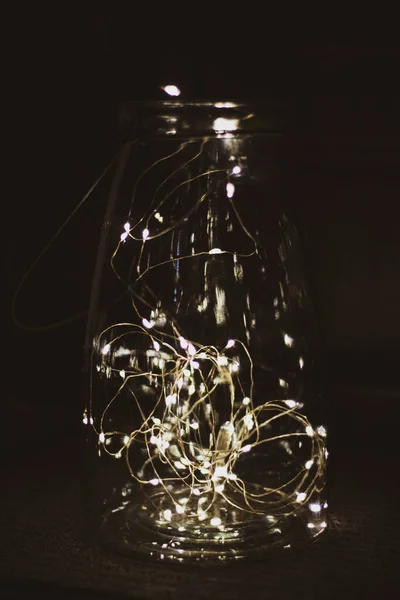 夜间在罐子里放电器花环 电力经济 Led照明 在黑暗中闪耀的花环 神奇的圣诞灯在瓶子里放花环新年装饰 乌克兰的停电 — 图库照片