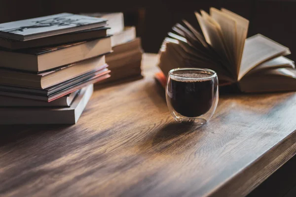 Bir Yığın Eski Kitap Kahve Fincanı Edebiyat Geçmişi Masanın Üzerinde — Stok fotoğraf
