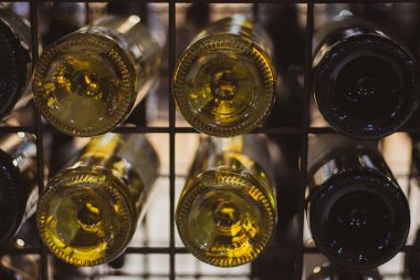 Mahzende bir şişe şarap. Şarap mahzeninde bir şişe beyaz ve kırmızı şarap. Lüks şarap koleksiyonu. Alkol arka planda içer. Şarap çeşitleri depoda. Arka arkaya en alttaki şişeler. Alkolik hafta sonu.