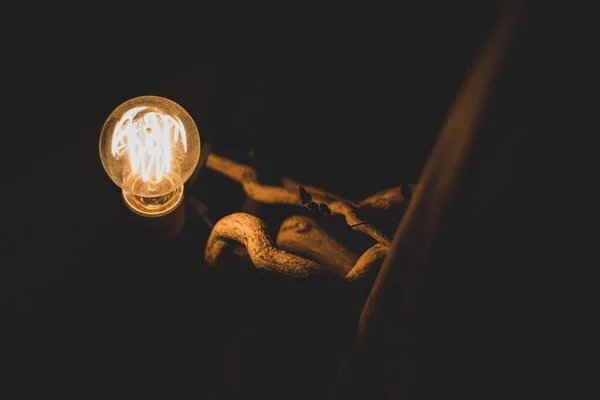 暗闇の中で電気の光 ランプのアイデア 抽象的な光 暗い背景に光るランプ 暗い部屋の中で低光 電力だ 暖かい電球の光 — ストック写真