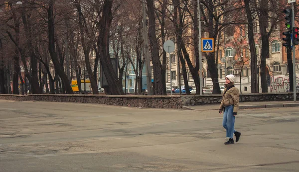 女の子は通りを歩いている ダウンタウンの交差点にいる女性 市内の春 大都市生活 ストリートファッション 都市生活 歩行者道の女性 キエフの春 — ストック写真