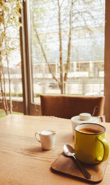 Süt tabağı ve şekerli kahve fincanı. Kahve ve süt kafede. Enerji içeceği. Restoranda bir fincan espresso. Aromatik sıcak içecekler. Kahve zamanı. Büyük şehir yaşam tarzı.