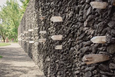 Babi Yar, Kyiv, Ukrayna 'da feryat eden duvar. Kyiv 'deki soykırım anıtı. Babi Yar, Ukrayna 'da dua duvarı. Kömür ve kristal taşlar. Kuvars kristali ve taşlar. Anma sokağı.