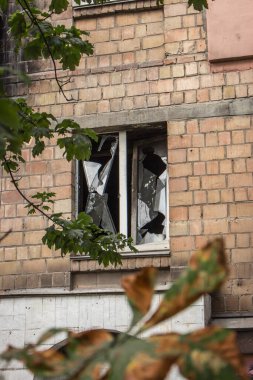Kyiv, Ukrayna 'da füze saldırısı, Ağustos 2023. Patlamadan sonra kırılan camlar. Ev patlama dalgasından hasar gördü. Ukrayna 'da savaş. Rus saldırganlığı sivil halka karşı. Mahvolmuş dış görünüş. Savaş tehlikesi.