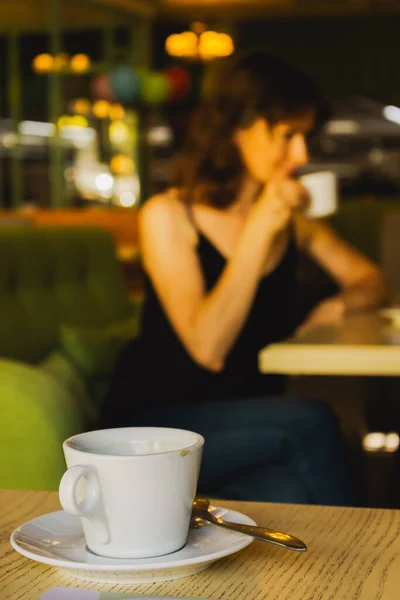 Vacker Kvinna Dricker Kaffe Caféet Fokusera Förgrunden Vardagskoncept Brunett Flicka — Stockfoto