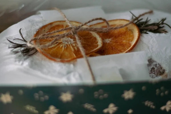 Weihnachtsstollen Mit Getrockneten Orangenfrüchten Und Fichtenzweig Neujahrsbacken Süßes Geschenk Eingewickelte — Stockfoto